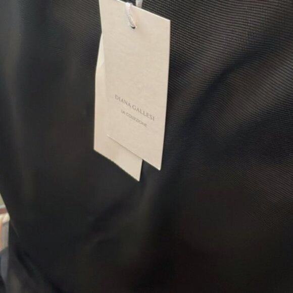 Elegant Black Sleeveless Blouse - Picture 6 of 7